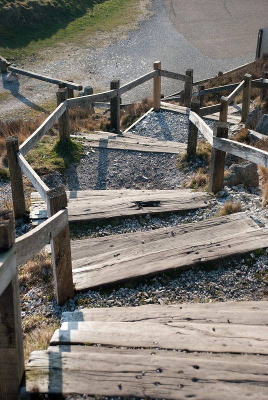 Le point de vue en photographie-plongée-escalier courbe en bois descendant