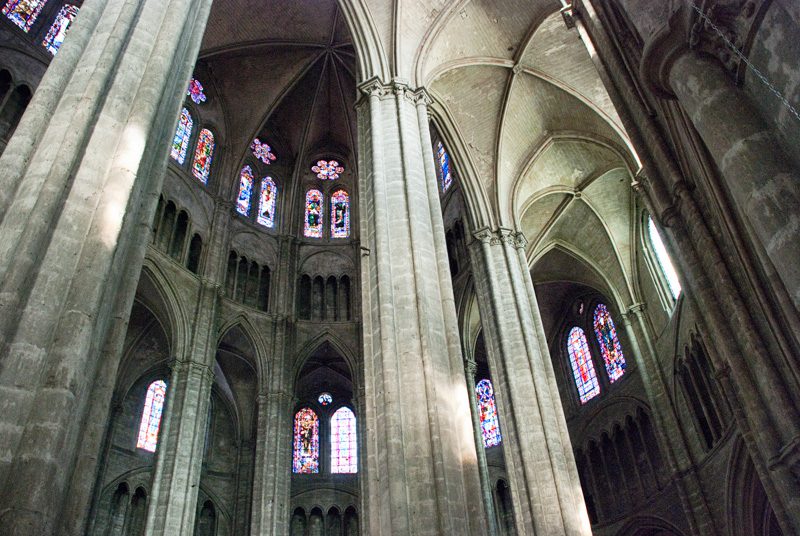 Le point de vue en photographie-contre-plongée-chœur de la cathédrale de Bourges