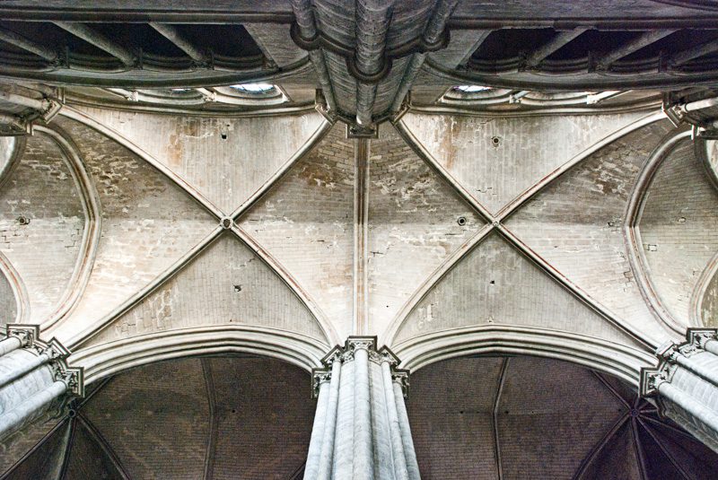 Le point de vue en photographie-contre-plongée-voûtes de la cathédrale de Bourges