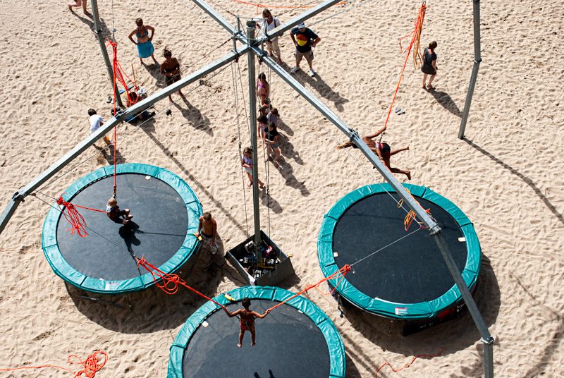 Le point de vue en photographie-plongée-trampolines sur la plage de Saint-Malo