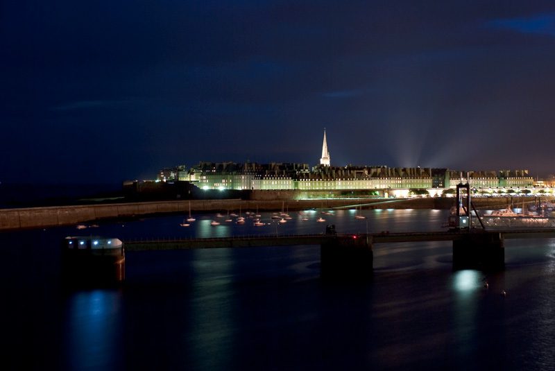 Église et ville de Saint-Malo la nuit