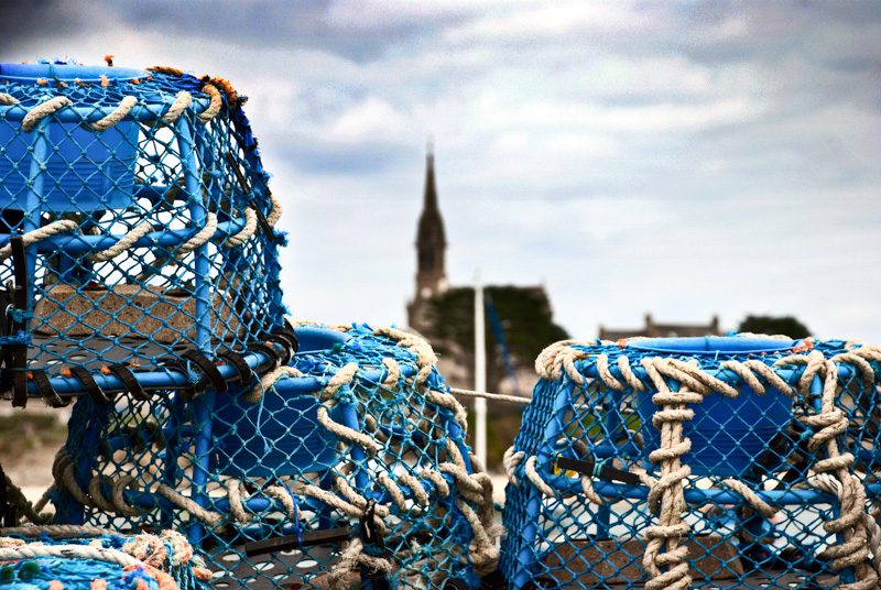Nasses de pêcheur et église au 2ème plan