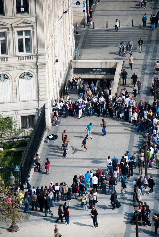 Le point de vue en photographie-plongée-spectacle de rue vu de l'Arc de Triomphe