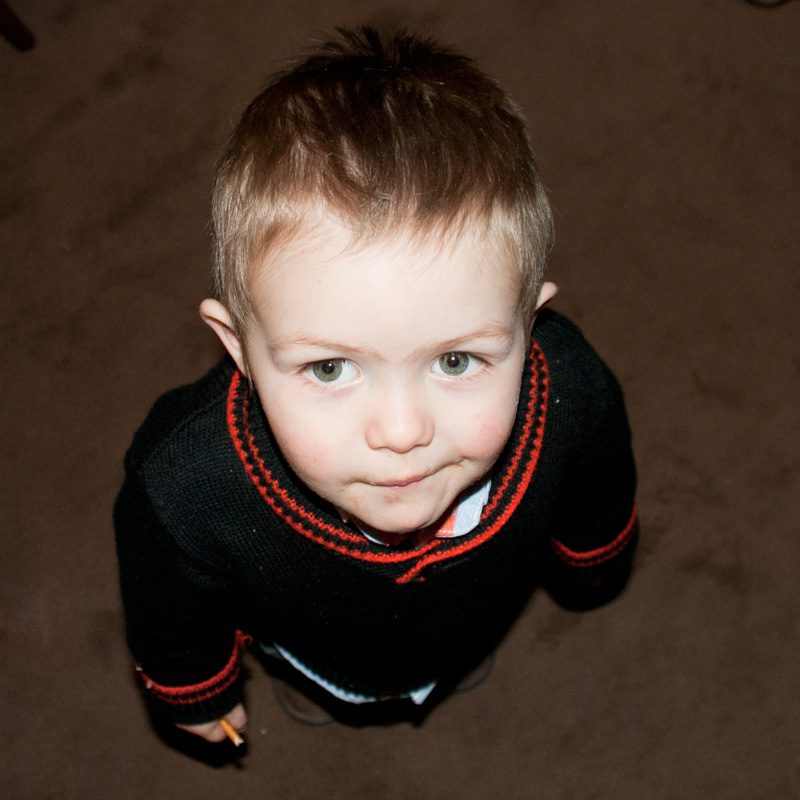 Le point de vue en photographie-plongée-vue déformée d'un enfant.