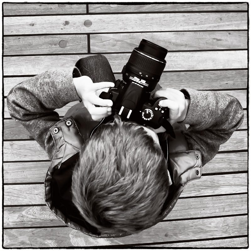 Le point de vue en photographie-plongée-surplomb d'un enfant photographiant