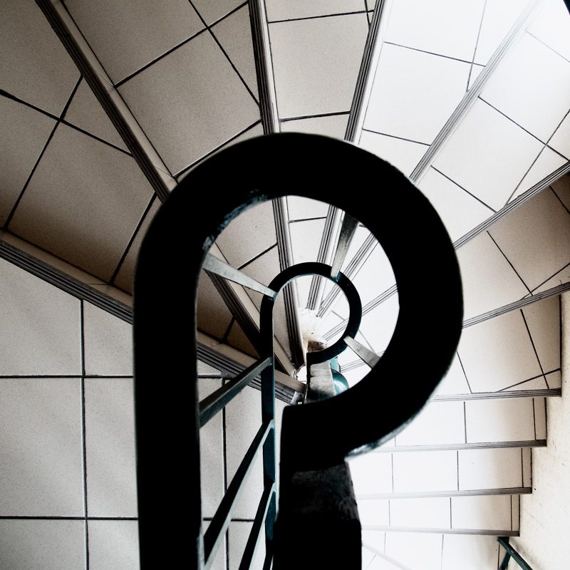 Le point de vue en photographie-plongée-surplomb d'un escalier