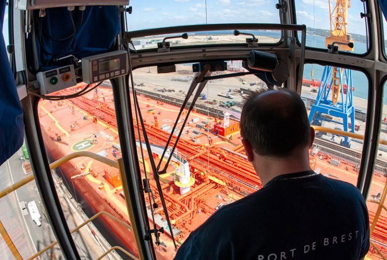 Le point de vue en photographie-plongée-vue du port de Brest depuis une grue