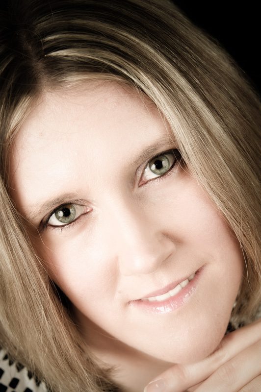 Le point de vue en photographie-portrait de femme en légère plongée