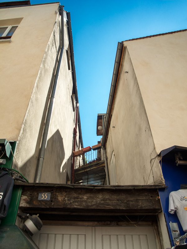 Le point de vue en photographie-contre-plongée-arrêtes de maisons anciennes formant une perspective