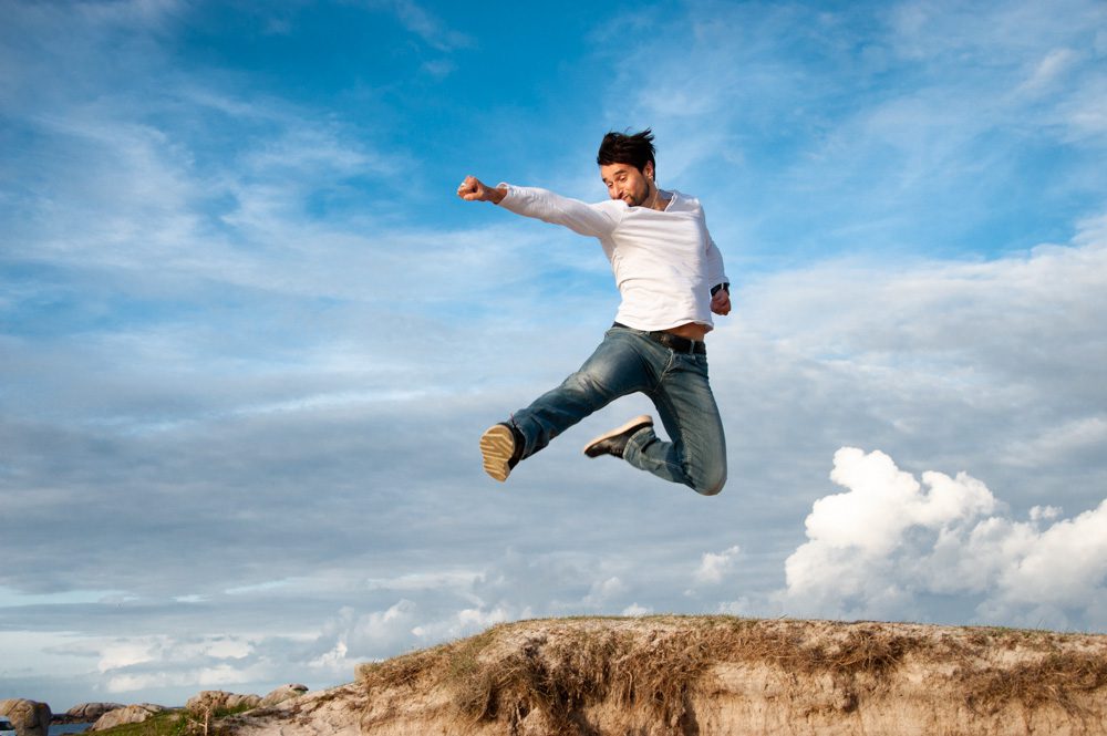 Le point de vue en photographie-contre-plongée-homme sautant d'un talus