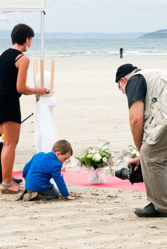 Le point de vue en photographie-photographe photographiant un enfant en se baissant