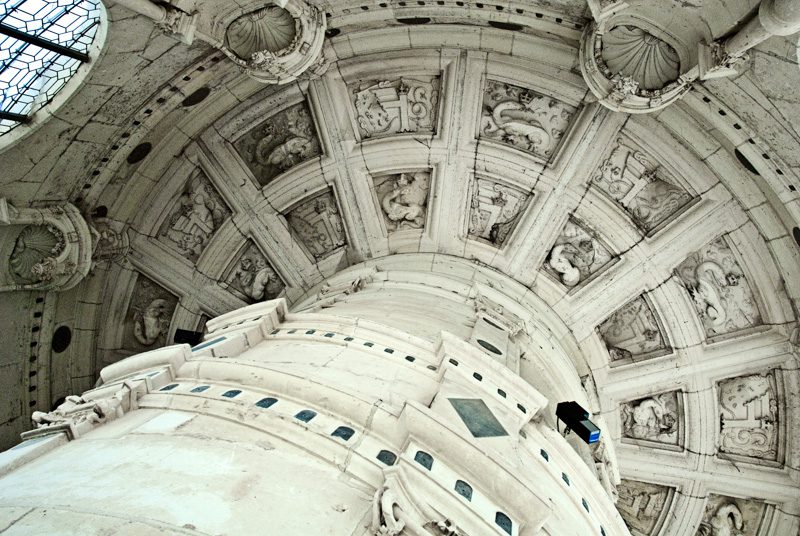 Le point de vue en photographie-contre-plongée-plafond de l'escalier de Chambord