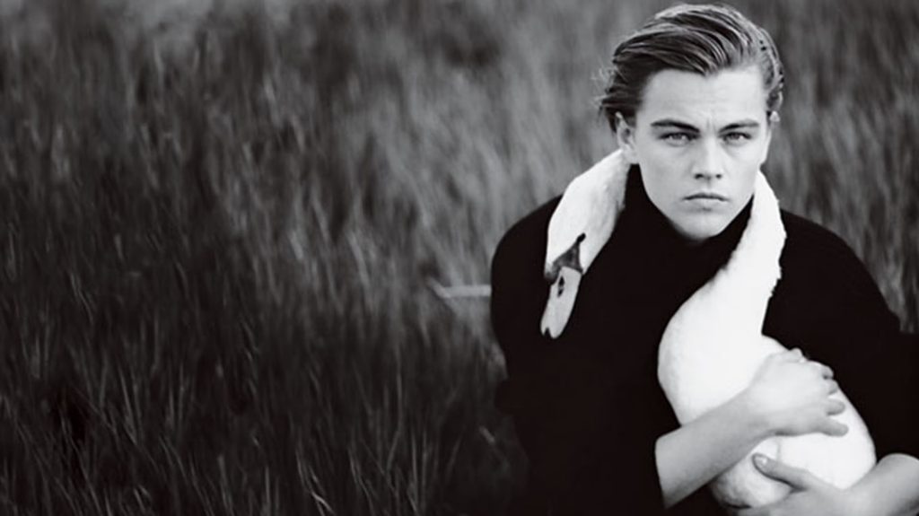 Le point de vue en photographie-Annie-Leibovitz-portrait de Leonardo de Caprio avec un cygne autour du cou. Noir et blanc