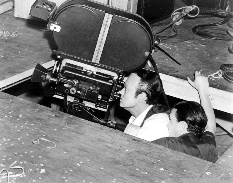 Le point de vue en photographie-Orson Welles-Citizen Kane-Opérateurs cinéma dans une trappe pour filmer en contre-plongée.