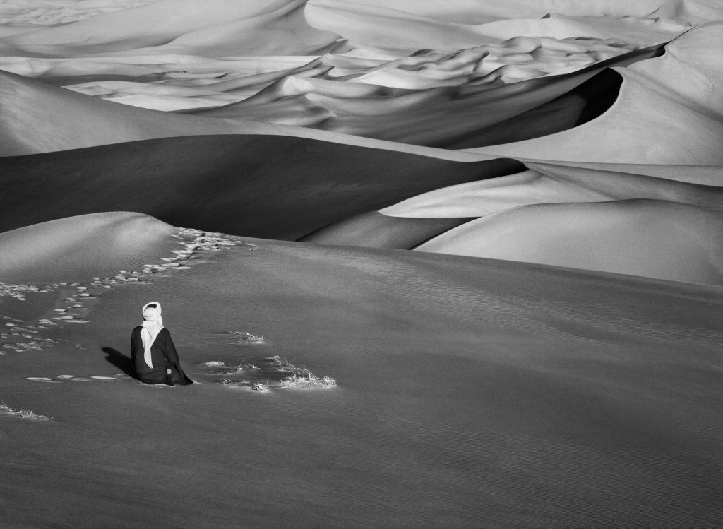 Le point de vue en photographie-Sebastiao-Salgado-Homme assis dans le désert-règle des tiers