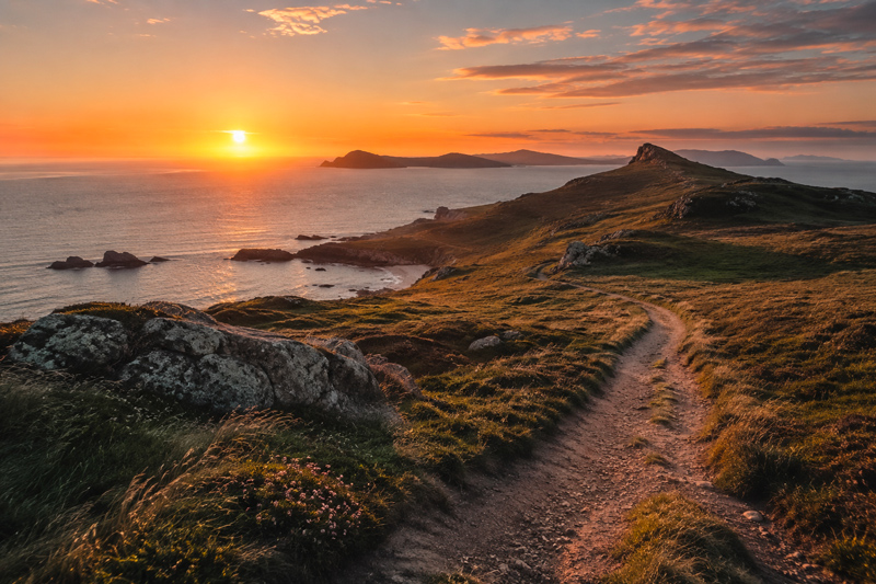 Paysage côtier photographié au coucher du soleil