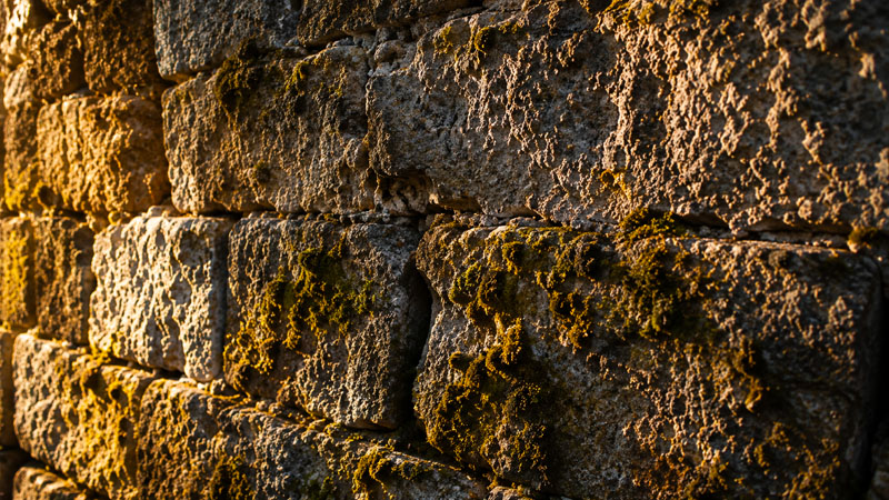 Mur de pierre avec lumière du soir rasante