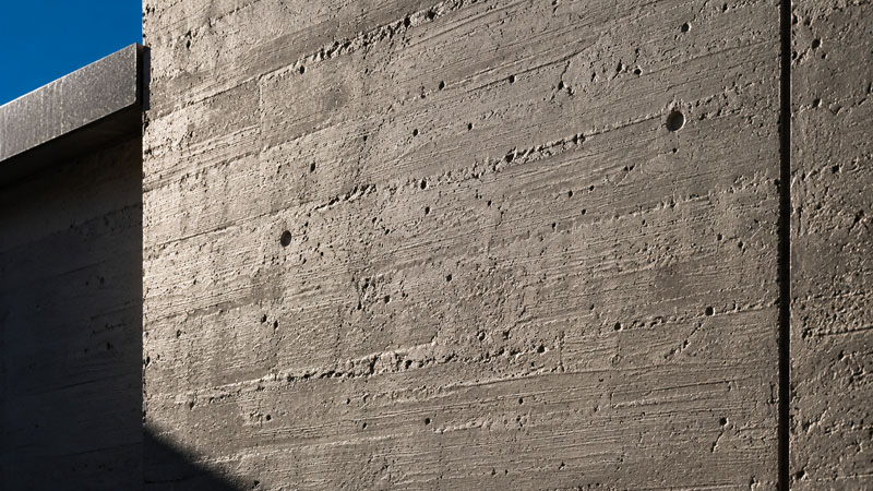 Mur en béton armé avec lumière de plomb