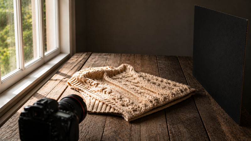 Tricot photographié à la lueur d'une fenêtre